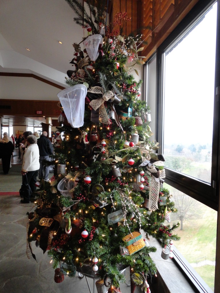 Holiday Interior Design Livened Up with Themed Christmas Trees - MJN