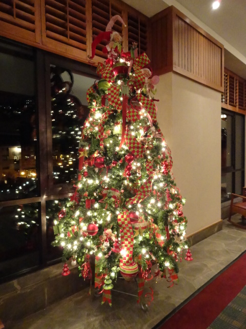 Holiday Interior Design Livened Up with Themed Christmas Trees - MJN