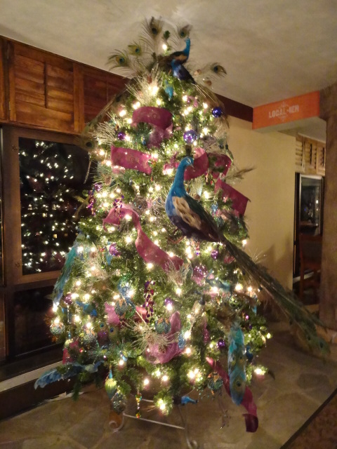 Holiday Interior Design Livened Up with Themed Christmas Trees - MJN